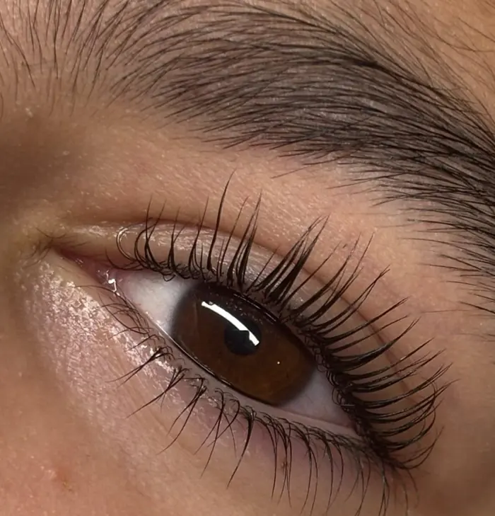 Analyse du regard avant une pose de cils