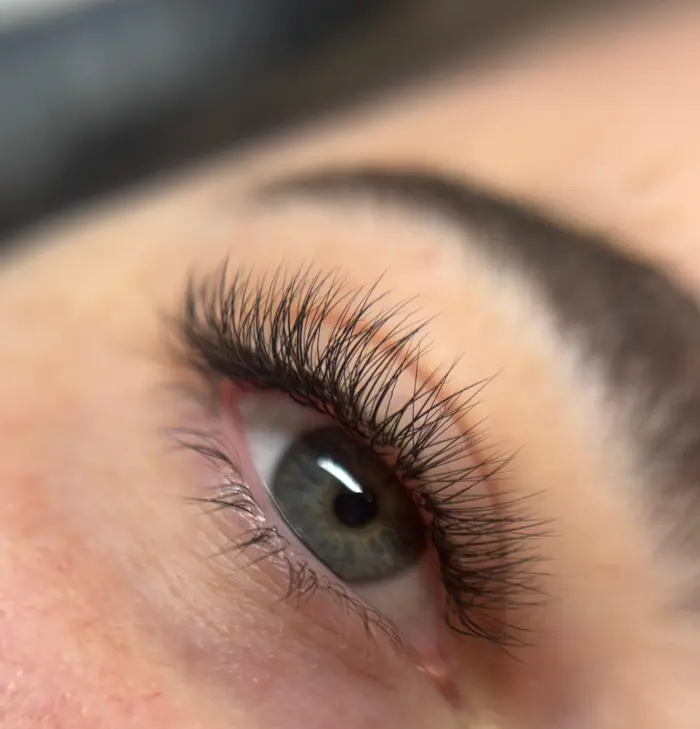 Extensions sur yeux clairs